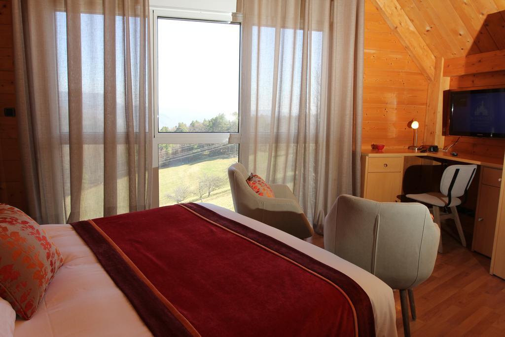 Hotel Restaurant Les Alisiers ลาปูตรัว ภายนอก รูปภาพ